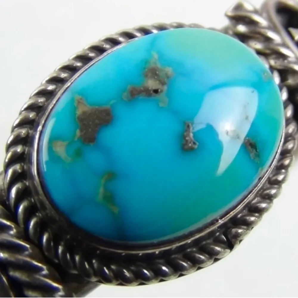 Signed - Derrick Gordon, Navajo. Elegant “Ajax” Turquoise Sterling Silver Cuff - Picture 3 of 12